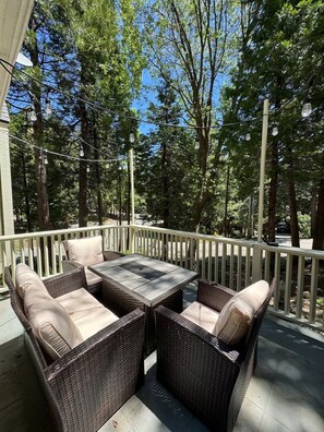 Outdoor dining - Woodsy Chic Family-Friendly Spacious Getaway (Twin Peaks)