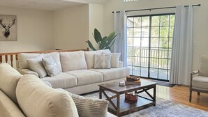 Smart TV, fireplace, ping pong, books - Woodsy Chic Family-Friendly Spacious Getaway (Twin Peaks)