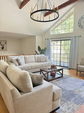 Smart TV, fireplace, table tennis, books - Woodsy Chic Family-Friendly Spacious Getaway (Twin Peaks)