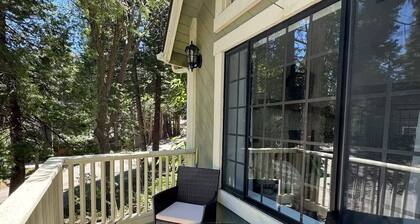 Woodsy Chic Family-Friendly Spacious Getaway