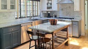 Coffee/tea maker, fridge, microwave, oven - Woodsy Chic Family-Friendly Spacious Getaway (Twin Peaks)