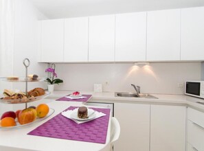 Réfrigérateur, four à micro-ondes, surface de cuisson, lave-vaisselle