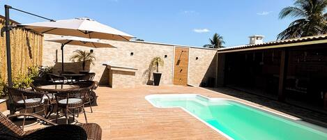 Kolam renang outdoor, dengan payung kolam renang dan kursi berjemur