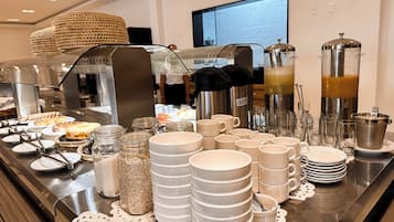 Café da manhã com buffet grátis todos os dias