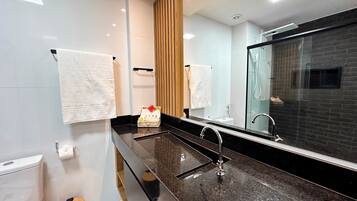Comfort kamer, veranda | Badkamer | Een douche, een regendouche, een haardroger, handdoeken