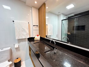 Comfort kamer, veranda | Badkamer | Een douche, een regendouche, een haardroger, handdoeken