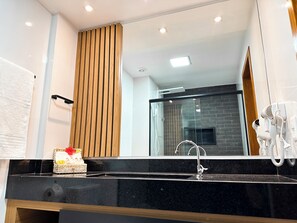 Comfort kamer, veranda | Badkamer | Een douche, een regendouche, een haardroger, handdoeken