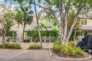 A residential area with houses, a white picket fence, and a red fire hydrant. - Old Town Proximity - Island Serenity! (Key West)