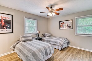 3 bedrooms, desk, WiFi, bed sheets - Pinehurst Home w/ Deck < 2 Mi to Golf Course! (Pinehurst)