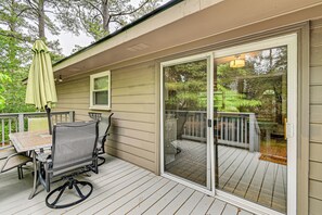 Outdoor dining - Pinehurst Home w/ Deck < 2 Mi to Golf Course! (Pinehurst)