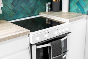 Køleskab, mikrobølgeovn, ovn, kogeplade