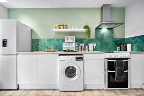 Réfrigérateur, four à micro-ondes, un four, surface de cuisson