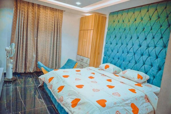 7 bedrooms, iron/ironing board, WiFi, bed sheets