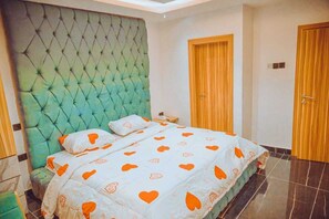 7 bedrooms, iron/ironing board, WiFi, bed sheets