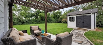 Spacious Retreat near the Lake! w/Outdoor Playroom