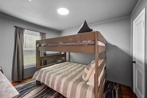 3 Schlafzimmer, Schreibtisch, Bügeleisen/Bügelbrett, kostenloses WLAN