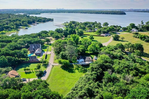 Spacious Retreat near the Lake! w/Outdoor Playroom