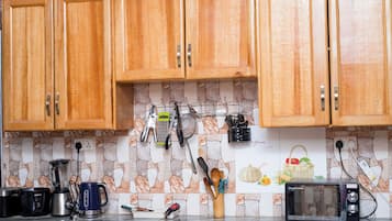 Microondas, horno, placa de cocina
