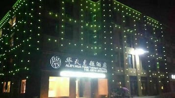 A building with a sign indicating it is the 'ALIBI HUA TEAM THAMES HOTEL.'
