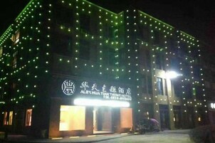 Un edificio con un cartel que indica que es el ALIBI HUA TEAM THAMES HOTEL.