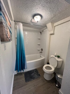 Shower, hair dryer, towels, soap - Sunny side up mental 
2 mins walking to beach (Panama City Beach)