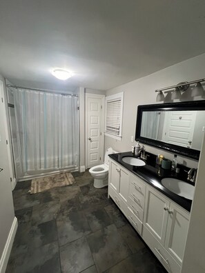 Sèche-cheveux, bidet, serviettes fournies, papier toilette