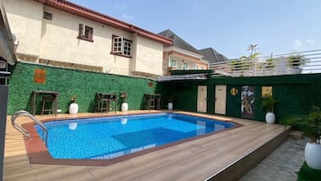 Una piscina al aire libre