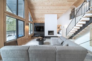 Smart-tv, een open haard, tafelvoetbal en boeken