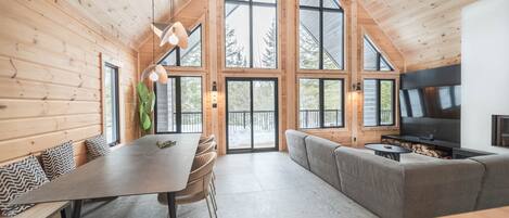 TV connectée, cheminée, baby-foot, livres