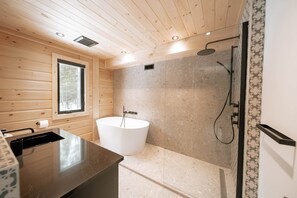 Dusj, hårføner, håndklær og såpe