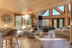 Télévision, cheminée, baby-foot, livres