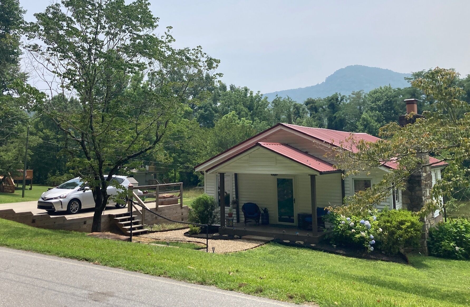 Waterfront pet-friendly cottage at Lake Lure - walk to the beach!