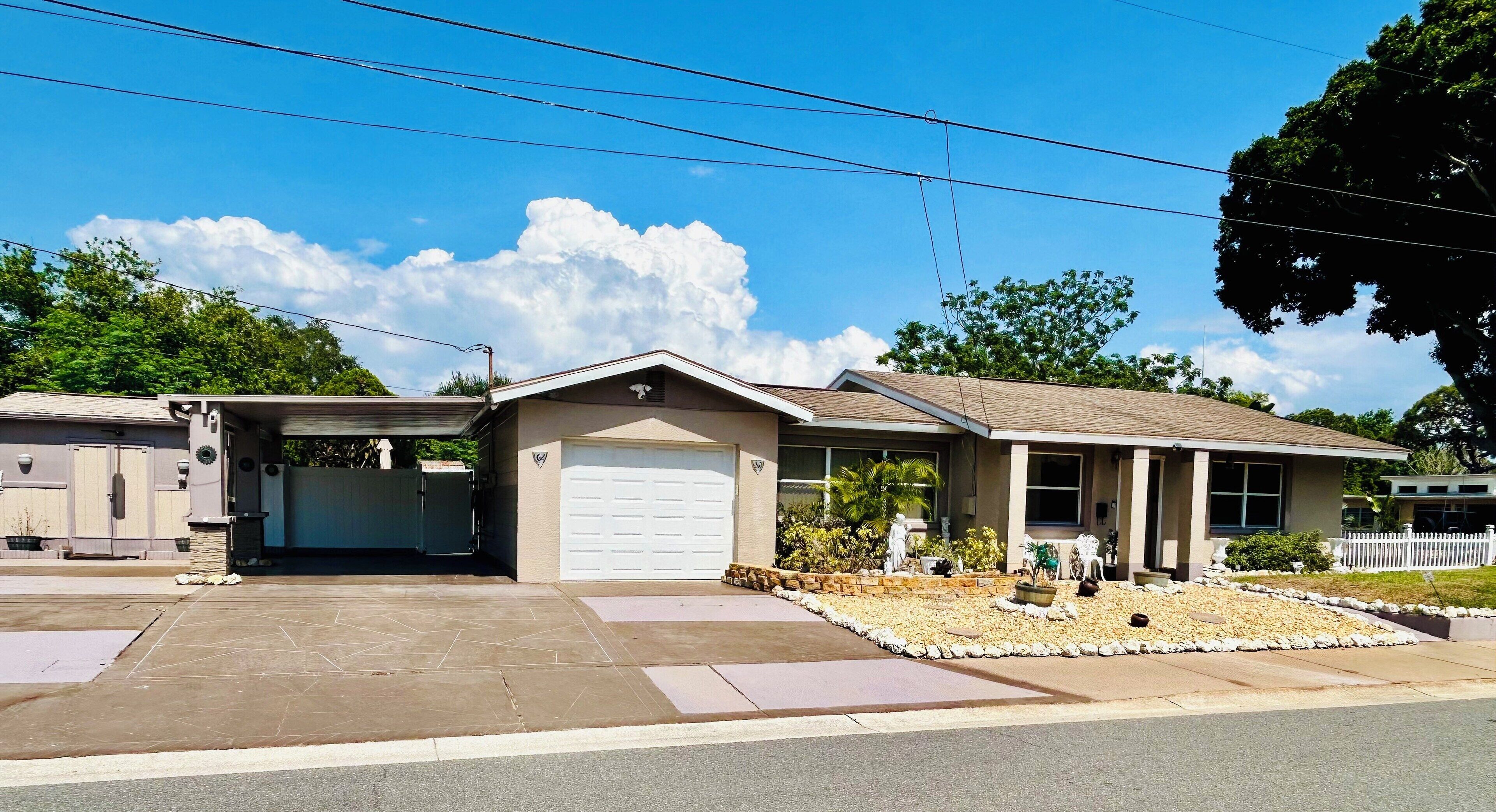!NEW LISTING!CHARMING HOME-TREE SWING-BBQ-NEAR BEACH/PARK/LAKE/RESTAURANT/SHOPS!