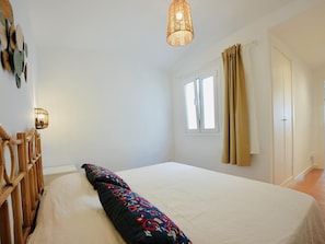 2 bedrooms, iron/ironing board, internet, bed sheets