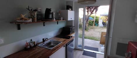 Kjøleskap, mikrobølgeovn, kokeplater og kaffetrakter/tekoker