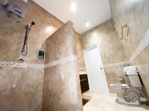 Dusj, hårføner, håndklær og såpe