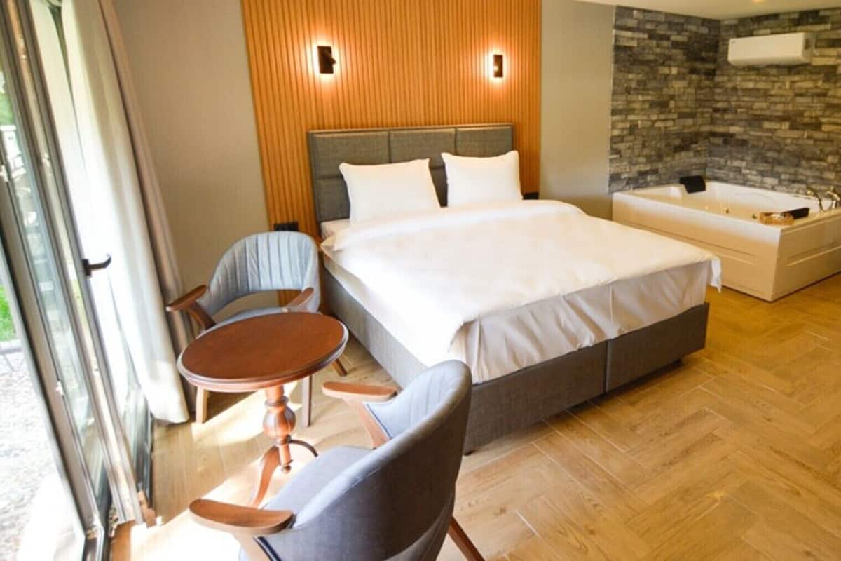 Select Comfort beds, WiFi (free)