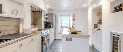 Een koelkast, een microgolfoven, een vaatwasser, een kinderstoel