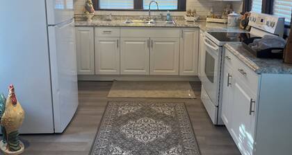 Warm and Welcoming 3-Bedroom 2 Bath House near Brownwood Town Square. 2 miles