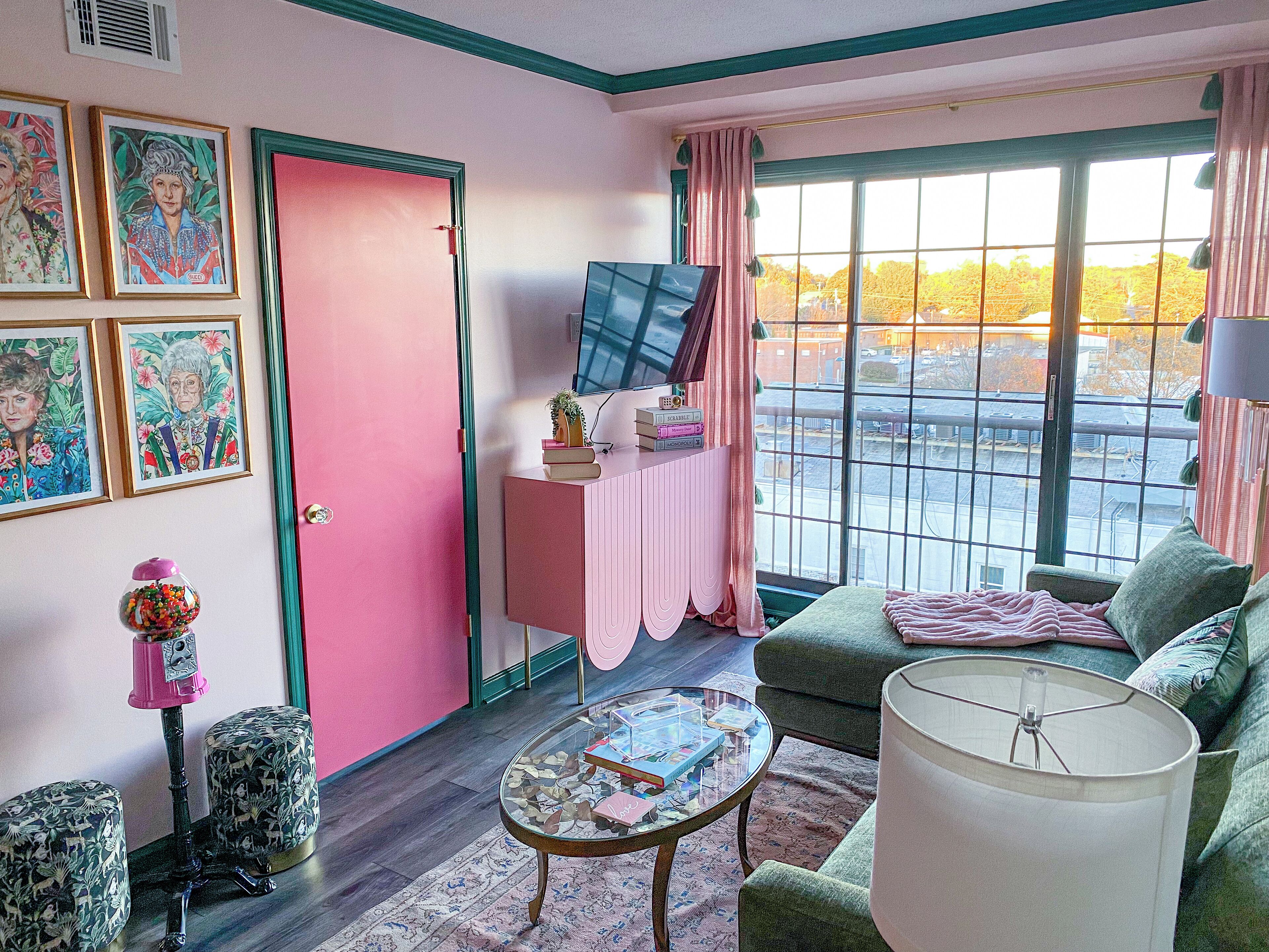 Golden Girls Themed Condo: Free Parking