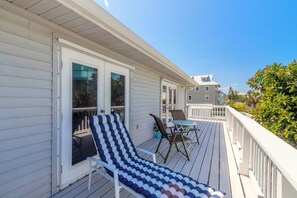 Terrace/patio - You Deserve a Beach Vacation! (New Smyrna Beach)