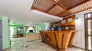 A reception desk with a wooden finish and a sign reading "ayenda hotels". - HOTEL EL BOSQUE ARMENIA (Armenia)