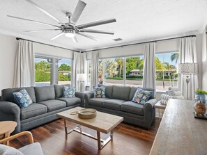 Smart-TV, Tischtennisplatte, Bücher