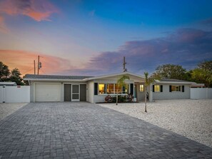 Exterior - 4BR, Amazing Heated Pool & Hot Tub! Close to IMG (Bradenton)