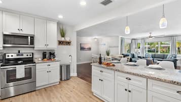 Een koelkast, een microgolfoven, een oven, een kookplaat