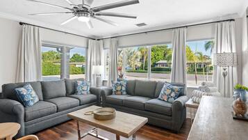 Smart-tv, een tafeltennistafel en boeken