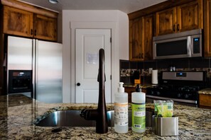 Fridge, microwave, oven, stovetop - Pet friendly, Zion, Private Hot Tub (La Verkin)