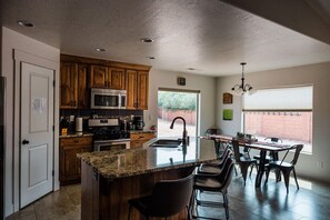 Fridge, microwave, oven, stovetop - Pet friendly, Zion, Private Hot Tub (La Verkin)