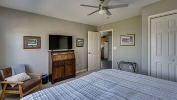 2 slaapkamers, een bureau, een strijkplank/strijkijzer, reisbedje