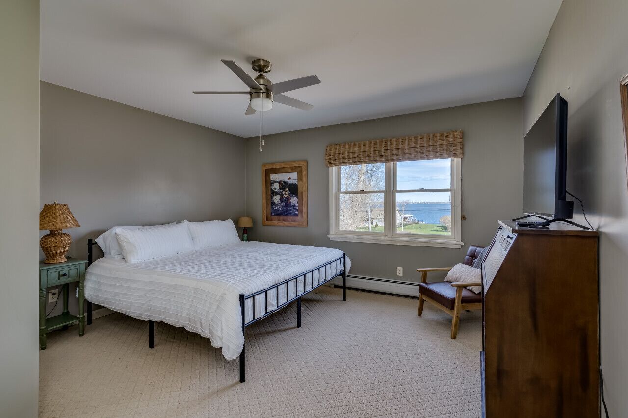 2 bedrooms, desk, iron/ironing board, travel cot